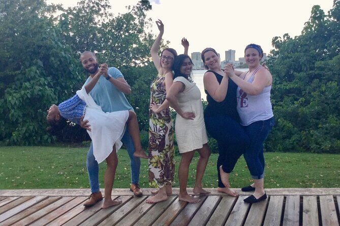 Outdoor Salsa Class Experience in San Juan - Group size: small enough to learn, big enough to feel social