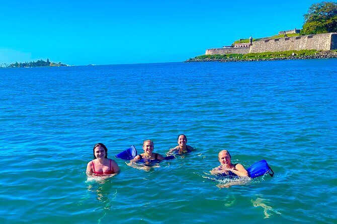 San Juan Bay Private Tour with Drinks and Tapas: 4+ people - Comfort and space: what to expect on a private boat with 4–6 people